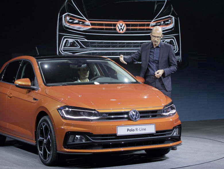 Um mês após ter sido apresentado oficialmente, o novo Volkswagen Polo faz a sua estreia na linha de produção da empresa alemã na Espanha.
